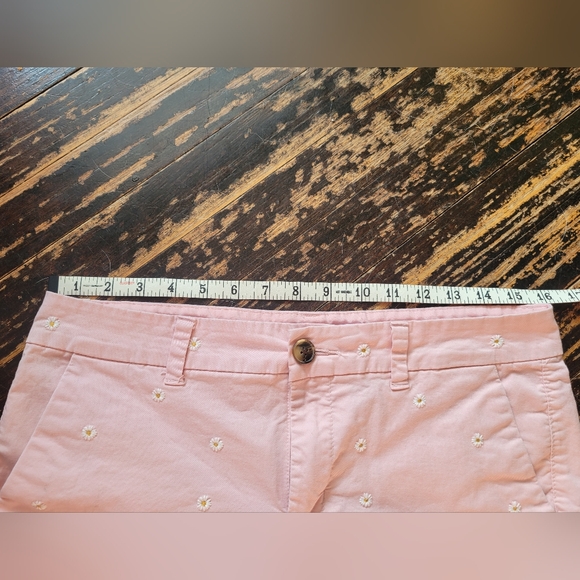 Old Navy Mid Rise Shorts - Picture 2 of 7